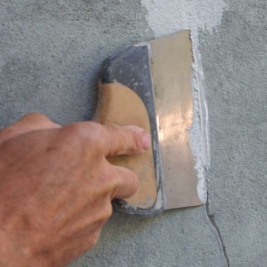 Sprekker i fast utendørs puss: Tett med en egnet reparasjonsmasse