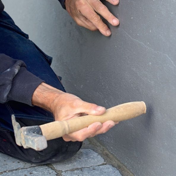 Sokkelin ja seinän rappaushalkeamat: Jos rappauspinnassa on halkeama, naputtele sitä