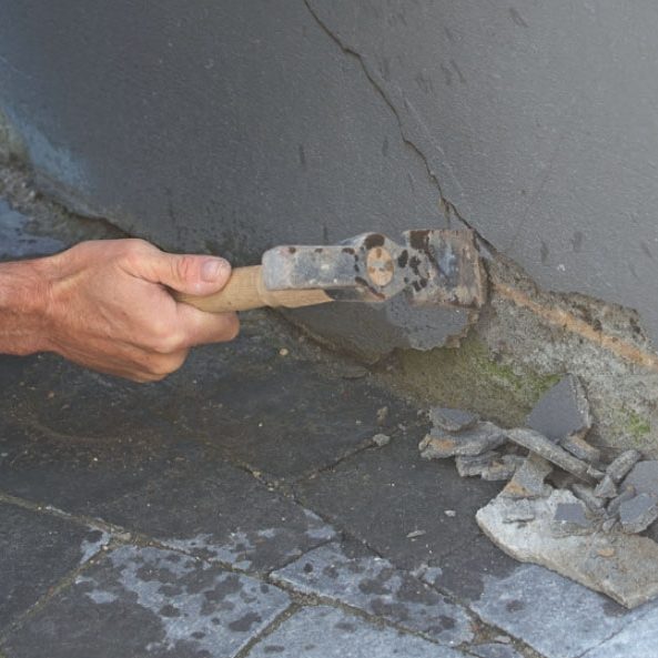 Sokkelin ja seinän rappaushalkeamat: Naputtele irronnut rappaus pois