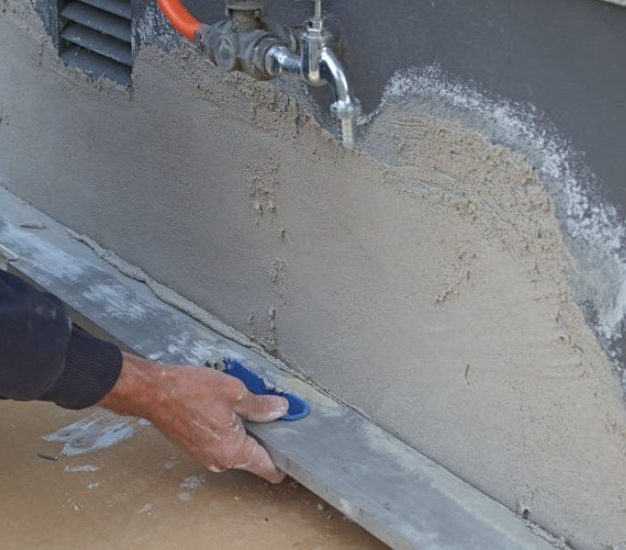 Sokkelin ja seinän rappaushalkeamat: Paikkaa aukkokohta laastilla