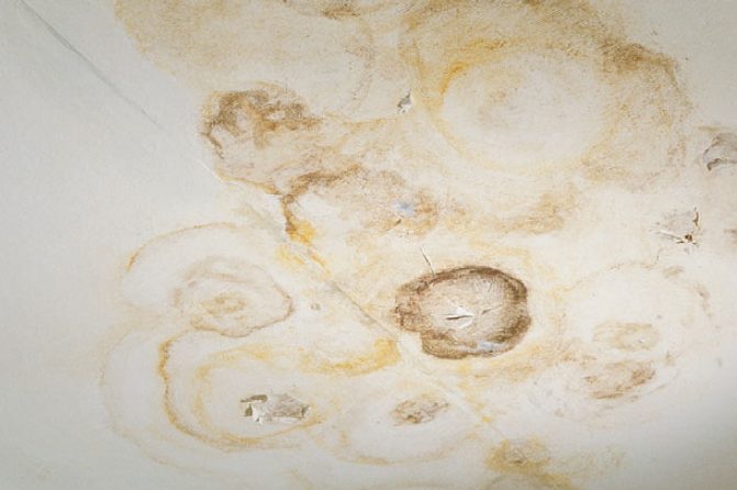 Huomioi aina kattorakenteiden halkeamat