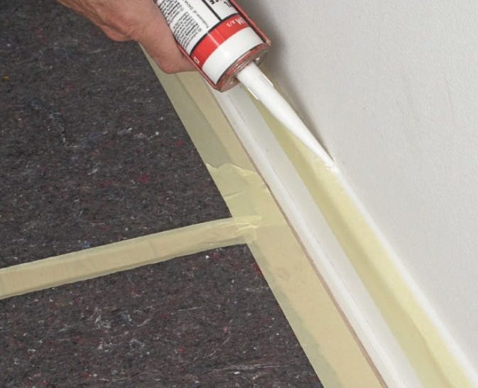 Seinän ja jalkalistan välinen halkea-ma ei ole vaaraksi