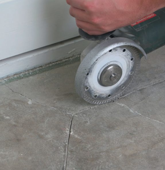 Betonilattia: Halkeama leikataan huikan isom-maksi