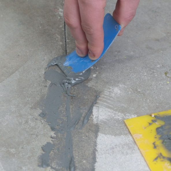Betonilattia: Pienet halkeamat voi täyttää kemial-li sella tasoitteella