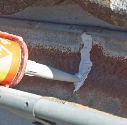 Vuotavat sadevesikourut: Paikkaa pienemmät halkeamat