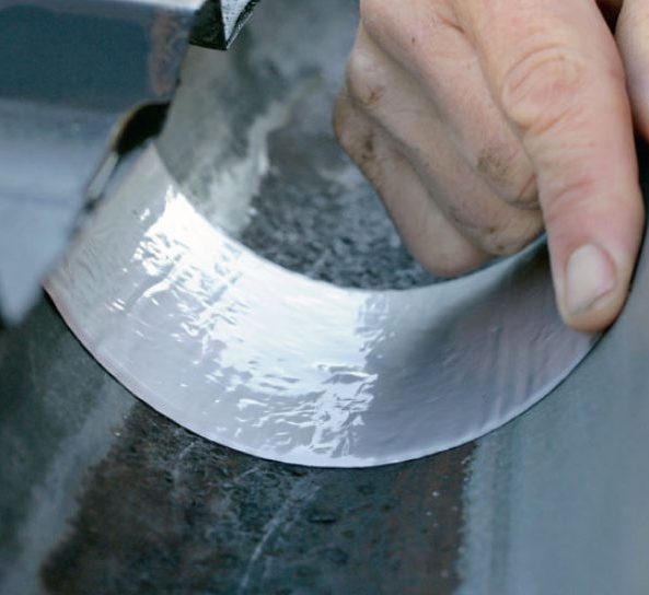 Vuotavat sadevesikourut: Erikoispaikka tiivistää isommat hal-keamat