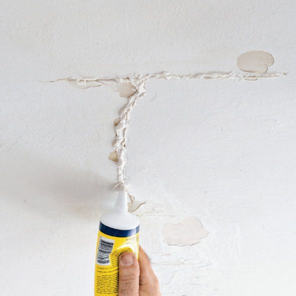 Halkeamat kiinteissä sisärappauksissa: Puhdista halkeama pölystä ja täytä se