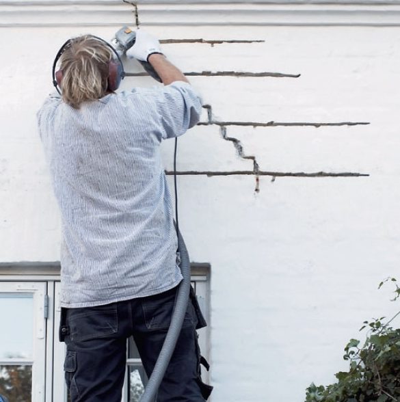 Tiiliseinän halkeamat: Poista laasti haljenneista saumoista
