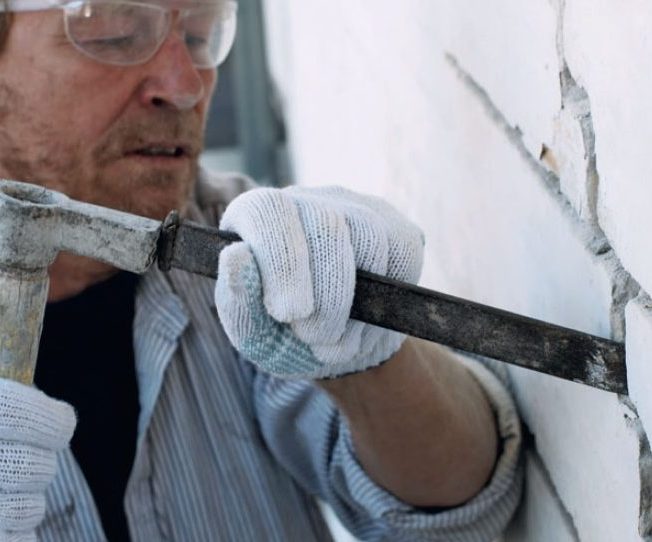 Tiiliseinän halkeamat: Poista laasti huolellisesti