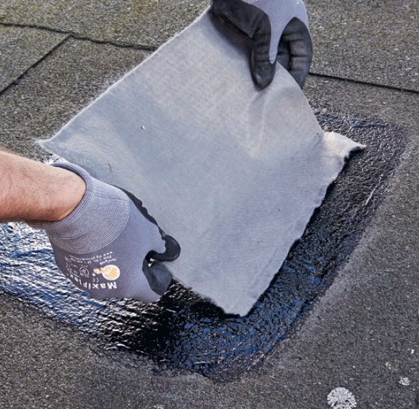 Kattohuovan halkeamat ja reiät: Aseta paikkapala bitumiliiman päälle