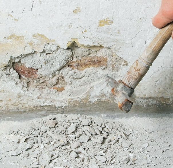 Halkeamat sisärappauksissa: Poista irronnut rappaus halkeaman ympäriltä