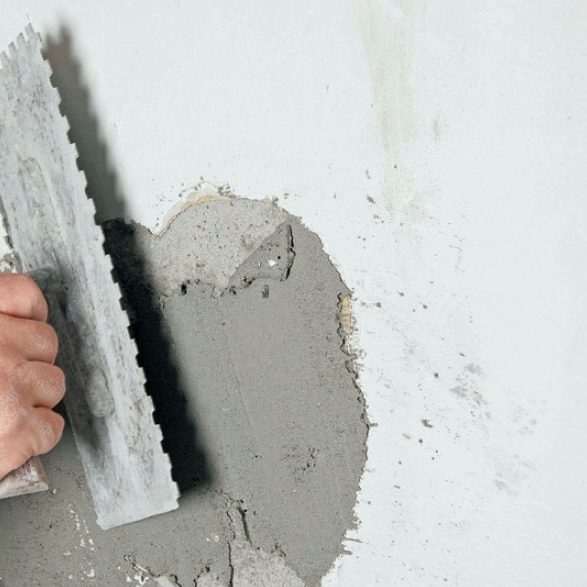 Halkeamat sisärappauksissa: Kostuta alusta ja työtä rappaus-kerros