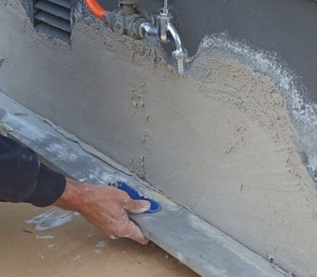 Reparation af revner i væg: Hullet i pudsen lukkes med mørtel