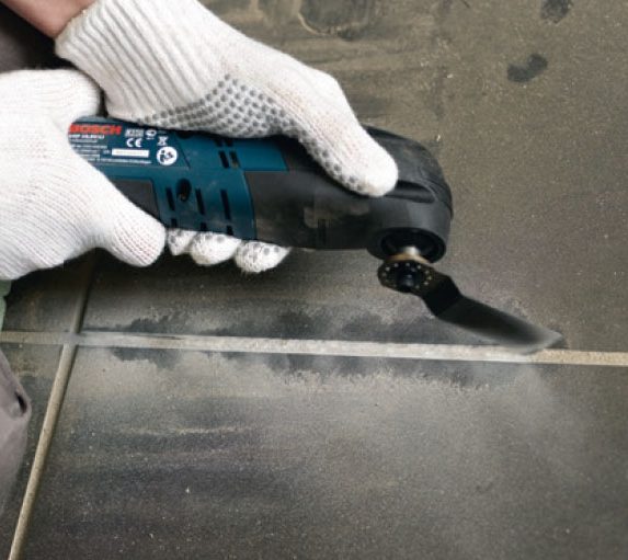 Reparation af revner i væg: Fugen om flisen skæres