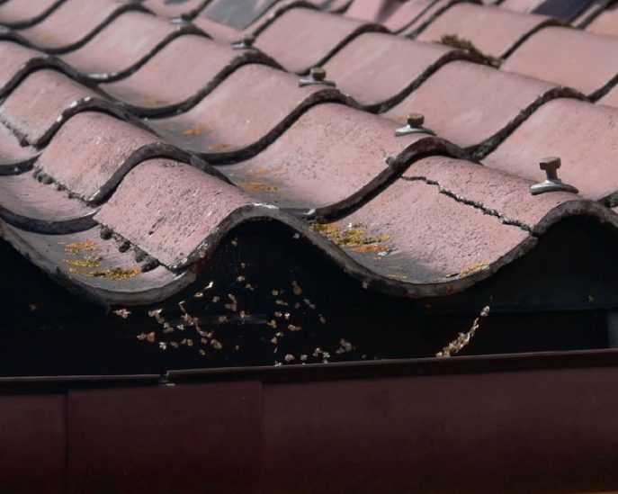 Revner i tagsten: De revnede plader og sten skiftes