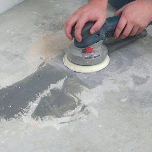Revner i betongulv: Reparationen kan slibes i plan