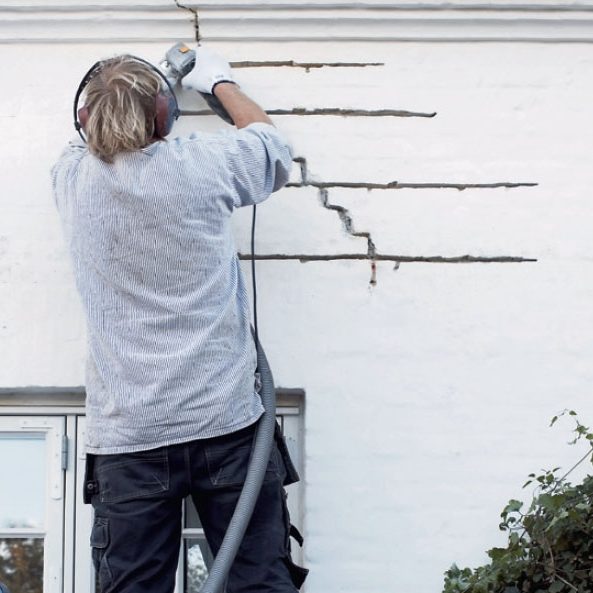 Revner i murstensvæg: Fjern mørtlen i de revnede fuger