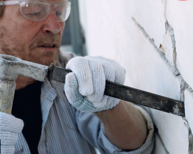 Revner i murstensvæg: Fjern omhyggeligt mørtlen
