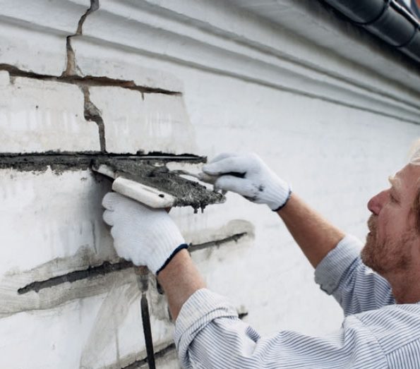 Revner i murstensvæg: Læg ameringsjern i de vandrette fuger