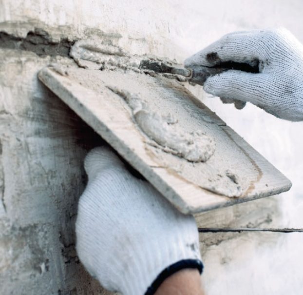 Revner i murstensvæg: Fugerne fyldes med murens normale mørtel