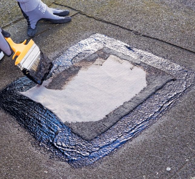 Revner i tagpap: Dugen pensles fast og dækkes