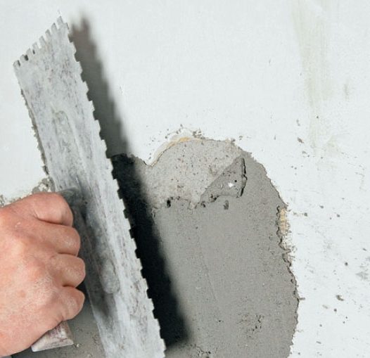 Revner i løs puds: Vand underlaget, og byg pudslaget op med en mørtel