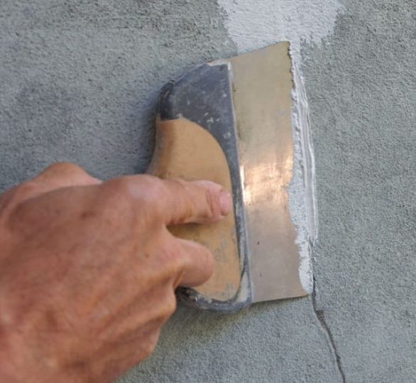 Revner i fast puds: Luk med udendørs reparationsmasse