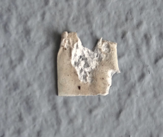 Fjern dobbeltklæbende tape fra væg