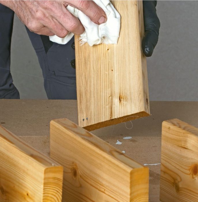 Ylimääräisen puuöljyn pois pyyhkiminen puukapulasta