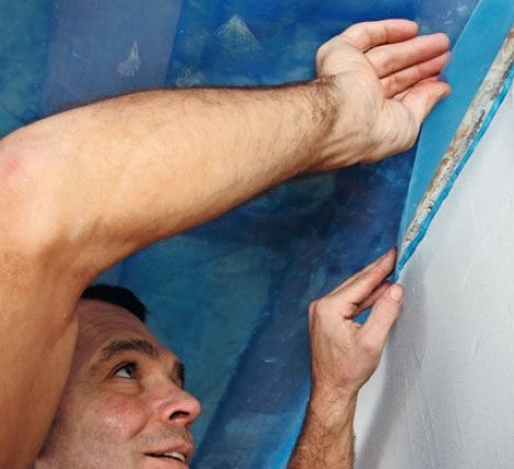 Käännä muovi seinän puolelle