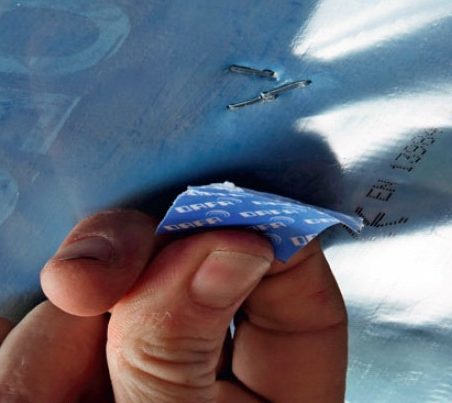 Tiivistä niitinreiät teipillä