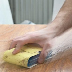 Nye køkkenlåger slibes inden maling