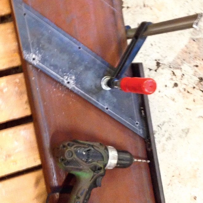 Svævende trapper: Igennem huller i fladjernet