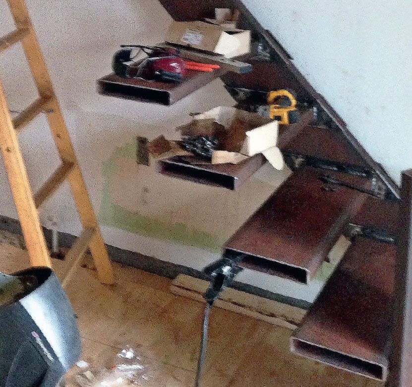 Svævende trapper: Vangen er sat op