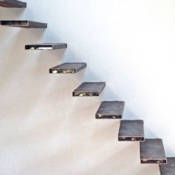 Svævende trapper: Den færdige væg