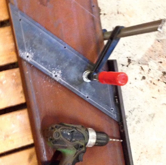 Svävande trappa: Genom hålen i plattjärnet