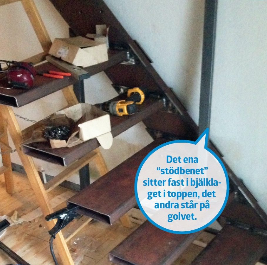 Svävande trappa: Ett “stödben” av fyrkantsrör