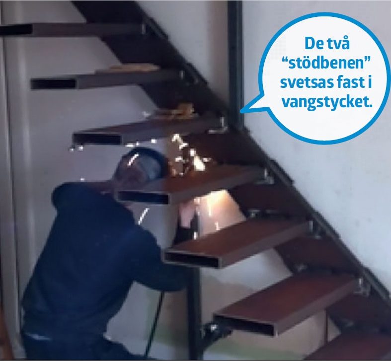 Svävande trappa: Ännu ett “stödben” svetsas fast under vangstycket