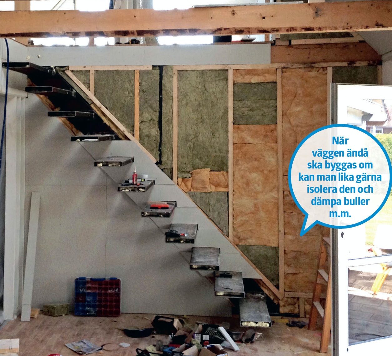 Svävande trappa: Halva väggen