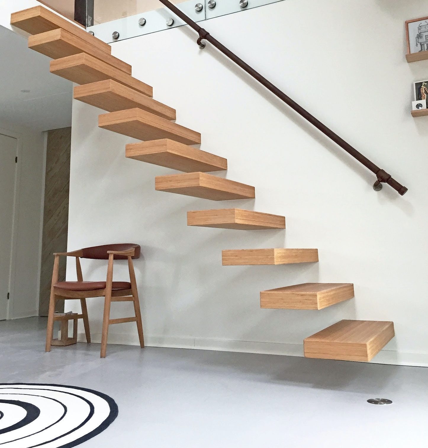 Svävande trappa: Här finns hål