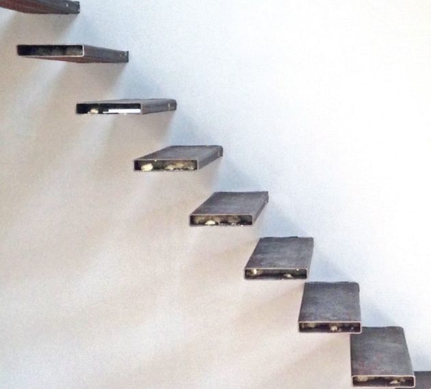 Leijuvat portaat: Valmis, tasoitettu ja maalattu seinä