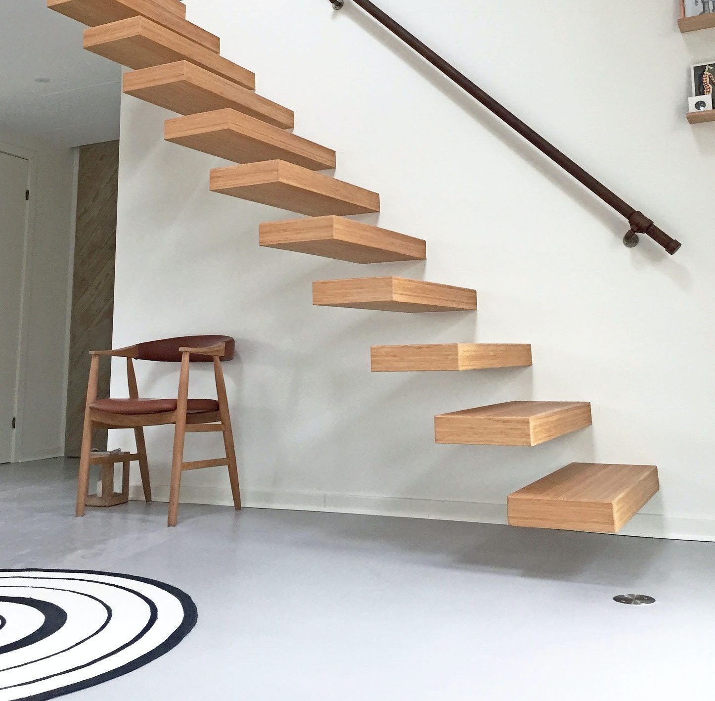 Leijuvat portaat: Alakerran lattiassa on reikä lasikaiteen tukirakennetta varten