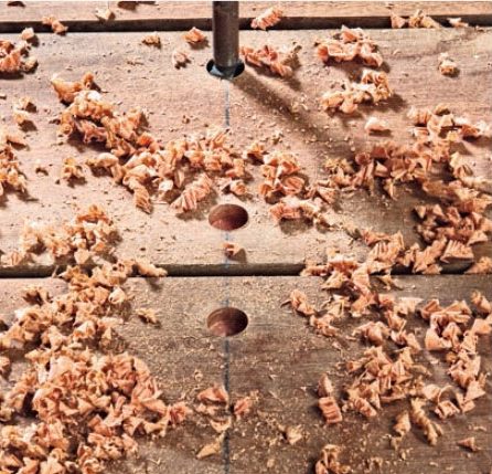 Terassilaudan piilokiinnitystä varten porataan lautaan reiät