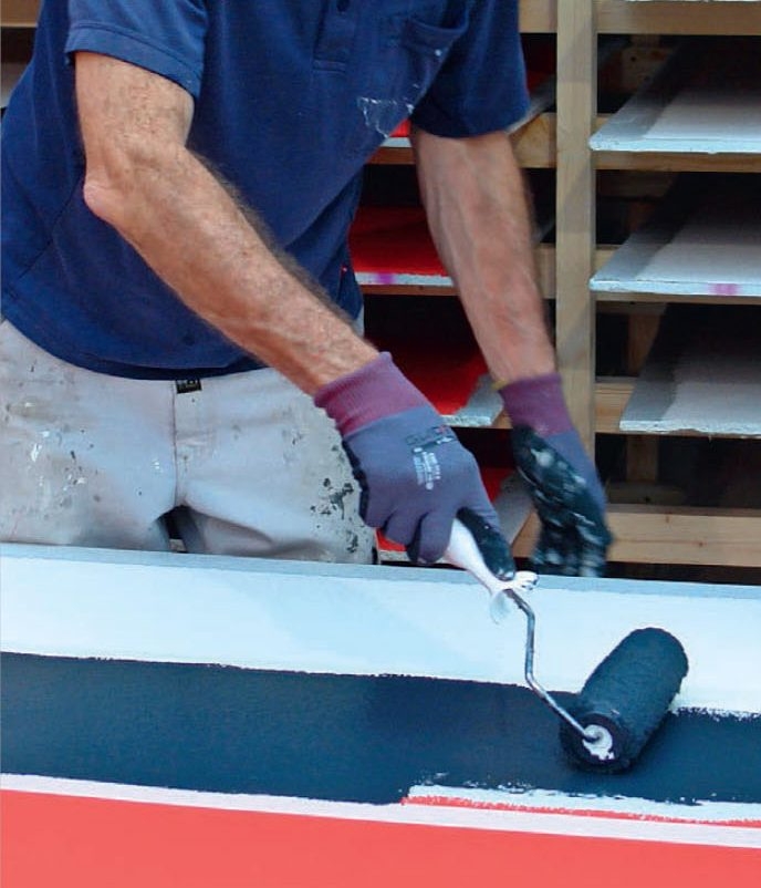 Mustan, punaisen ja valkoisen kentän maalaus seinämaalilla testiä varten