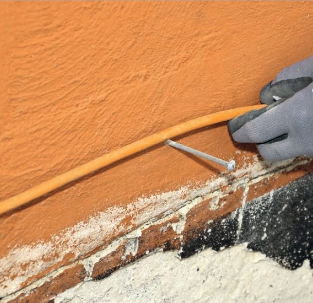 Pudsning af sokkel: Evt. kabler og ledninger hæftes op