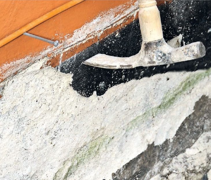 Pudsning af sokkel: Bank al den løse puds af