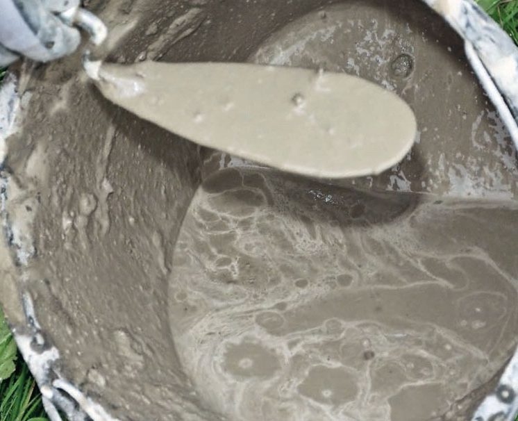 Pudsning af sokkel: Rør mørtelblandingen op med vand