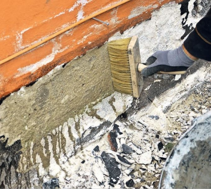 Pudsning af sokkel: Soklen kostes over med vand