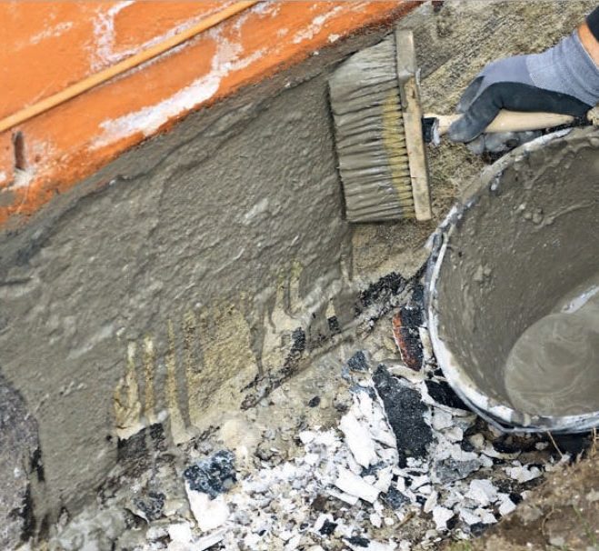 Pudsning af sokkel: Den fugtige sokkel “svummes”