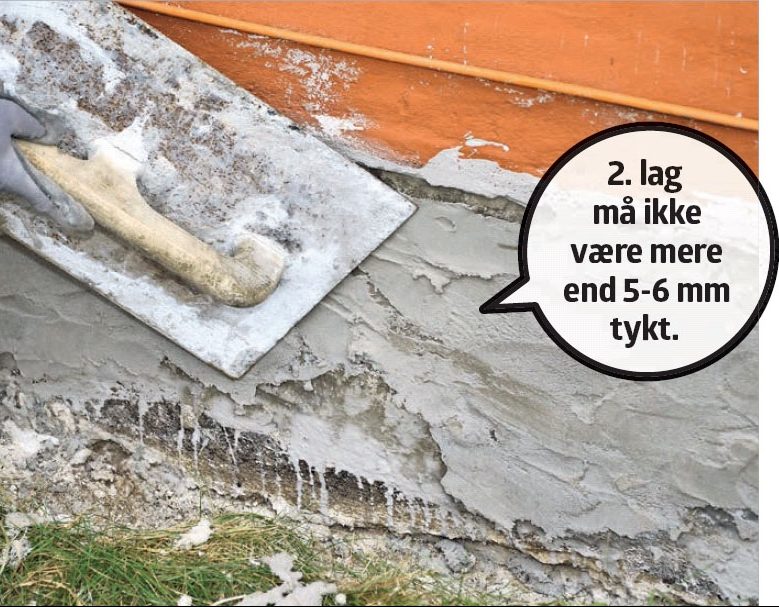 Pudsning af sokkel: Laget glattes lidt med et stålbræt